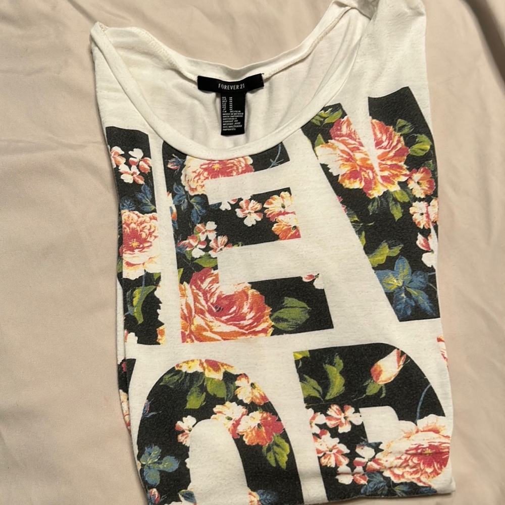 Junior Size. M blouse white/ flowered graphic lettering NEW YORK CITY